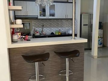 RUMAH SIAP HUNI 2 LANTAI FULL FURNISHED AKSES 4 MENIT KE TERMINAL JOMBOR