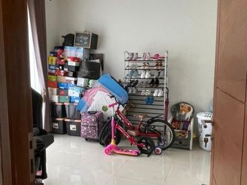 RUMAH SIAP HUNI 2 LANTAI FULL FURNISHED AKSES 4 MENIT KE TERMINAL JOMBOR