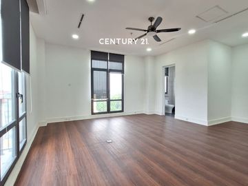 Gedung 5 Lantai Dengan Lokasi Premium Di Jl Raya Lebak Bulus