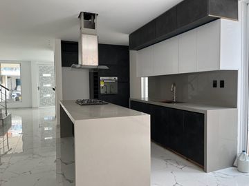 casa en venta en las mercedes. Cod V16243