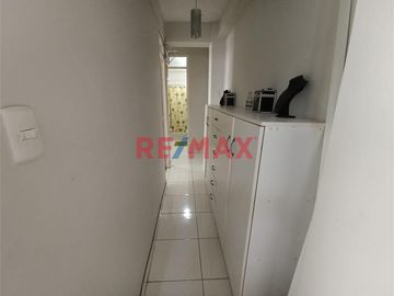 ¡Descubre tu próximo hogar en la Urbanización Villa del Norte, Chiclayo!

Este amplio departamento de 102.46 m² tiene todo lo que necesitas:

Sala