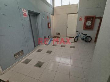 ¡Descubre tu próximo hogar en la Urbanización Villa del Norte, Chiclayo!

Este amplio departamento de 102.46 m² tiene todo lo que necesitas:

Sala
