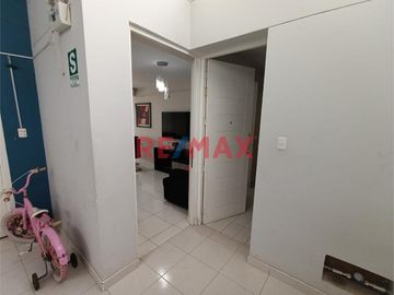 ¡Descubre tu próximo hogar en la Urbanización Villa del Norte, Chiclayo!

Este amplio departamento de 102.46 m² tiene todo lo que necesitas:

Sala