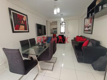 ¡Descubre tu próximo hogar en la Urbanización Villa del Norte, Chiclayo!

Este amplio departamento de 102.46 m² tiene todo lo que necesitas:

Sala