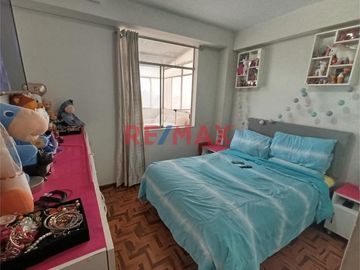 ¡Descubre tu próximo hogar en la Urbanización Villa del Norte, Chiclayo!

Este amplio departamento de 102.46 m² tiene todo lo que necesitas:

Sala