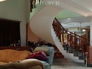 Rumah Megah Dengan Taman Yang Luas Di Pulomas Jakarta S9467