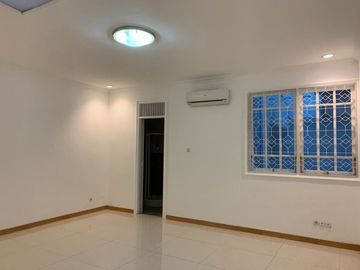 Disewakan Rumah 2 Lantai Villa Sentra Raya Citraland Surabaya