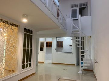 Disewakan Rumah 2 Lantai Villa Sentra Raya Citraland Surabaya
