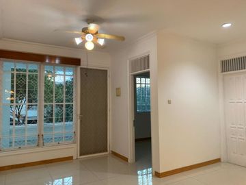 Disewakan Rumah 2 Lantai Villa Sentra Raya Citraland Surabaya