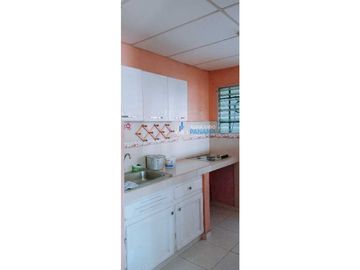 Se alquila acogedora casa en David, residencial céntrico y tranquilo