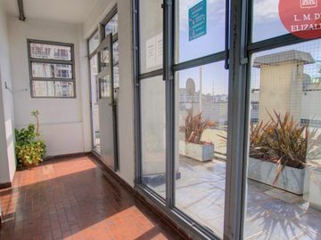 Av. Libertador y Montevideo - Monoamb. Vig 24hs - Apto Profesional - VENTA CON RENTA