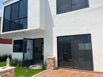 CASA NUEVA CON ALBERCA, A 10 MIN DE TLAYACAPAN Y OAXTEPEC, MORELOS