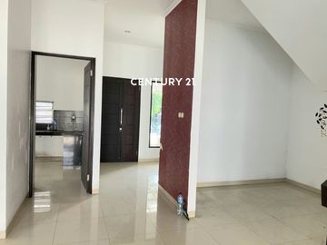 Dijual Atau Disewakan Rumah Hook Siap Huni  Dalam Cluster