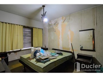 ECUADOR 994 - DEPÓSITO CON CASA EN PLANTA ALTA - US$ 154.000