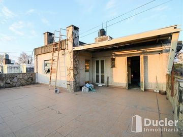 ECUADOR 994 - DEPÓSITO CON CASA EN PLANTA ALTA - US$ 154.000