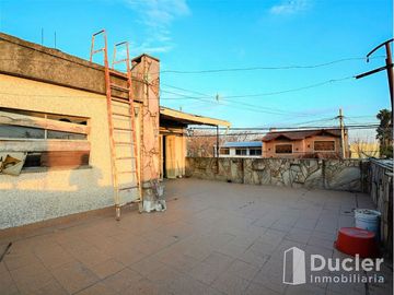 ECUADOR 994 - DEPÓSITO CON CASA EN PLANTA ALTA - US$ 154.000