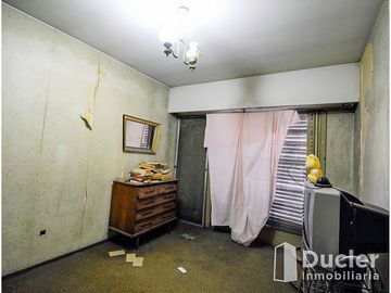 ECUADOR 994 - DEPÓSITO CON CASA EN PLANTA ALTA - US$ 154.000