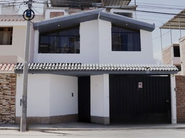 ¿Buscas una propiedad espaciosa, ubicada estratégicamente y con un alto potencial de rentabilidad? ¡Esta casa es perfecta para ti!

🌟 Ubicación priv