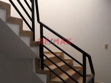 ¿Buscas una propiedad espaciosa, ubicada estratégicamente y con un alto potencial de rentabilidad? ¡Esta casa es perfecta para ti!

🌟 Ubicación priv