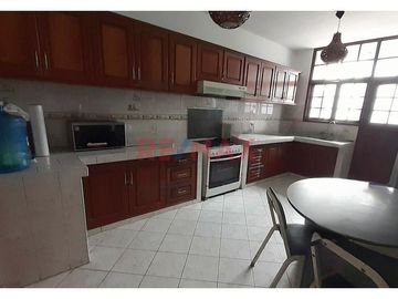 ¿Buscas una propiedad espaciosa, ubicada estratégicamente y con un alto potencial de rentabilidad? ¡Esta casa es perfecta para ti!

🌟 Ubicación priv