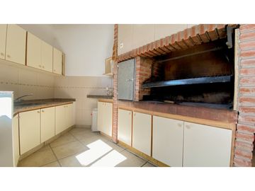 Triplex de tres ambientes con cochera doble y baulera.