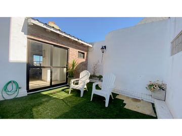 Triplex de tres ambientes con cochera doble y baulera.