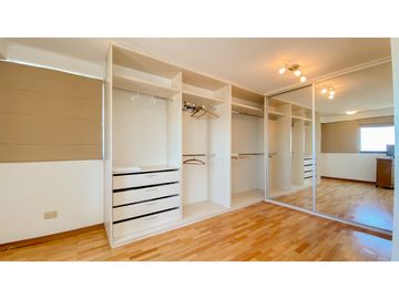 Triplex de tres ambientes con cochera doble y baulera.