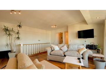 Triplex de tres ambientes con cochera doble y baulera.