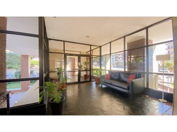 Triplex de tres ambientes con cochera doble y baulera.