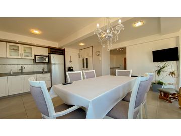 Triplex de tres ambientes con cochera doble y baulera.