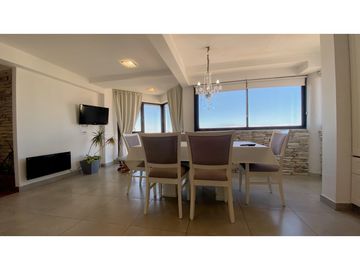 Triplex de tres ambientes con cochera doble y baulera.