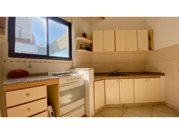 Triplex de tres ambientes con cochera doble y baulera.
