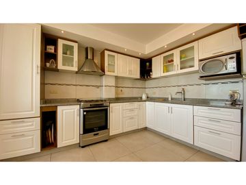 Triplex de tres ambientes con cochera doble y baulera.
