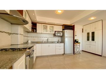 Triplex de tres ambientes con cochera doble y baulera.