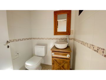 Triplex de tres ambientes con cochera doble y baulera.