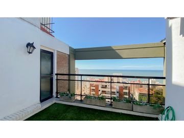 Triplex de tres ambientes con cochera doble y baulera.