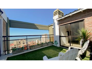 Triplex de tres ambientes con cochera doble y baulera.