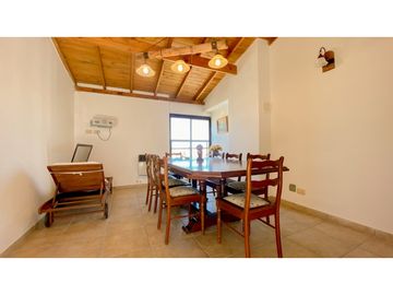 Triplex de tres ambientes con cochera doble y baulera.