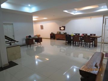 Rumah 1 lantai mega cinere dengan kolam renang
