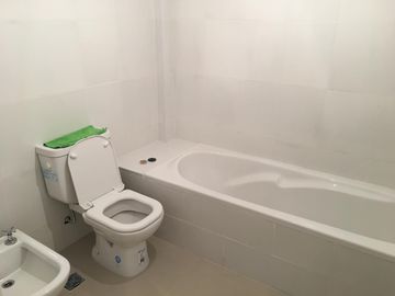 Semipiso frente al mar, de tres dormitorios y tres baños, cocina, amplio living-comedor, dos cocheras, parrilla, SUM, espejo de agua , en Monte Hermos