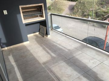 Semipiso frente al mar, de tres dormitorios y tres baños, cocina, amplio living-comedor, dos cocheras, parrilla, SUM, espejo de agua , en Monte Hermos