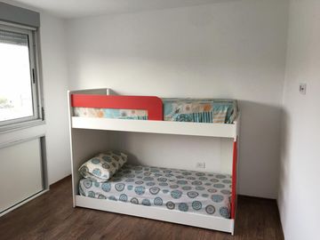 Semipiso frente al mar, de tres dormitorios y tres baños, cocina, amplio living-comedor, dos cocheras, parrilla, SUM, espejo de agua , en Monte Hermos