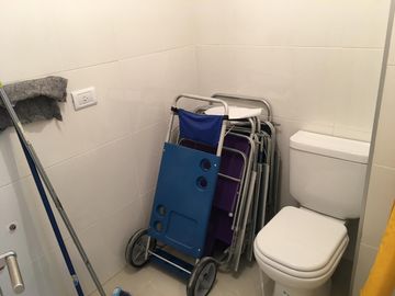 Semipiso frente al mar, de tres dormitorios y tres baños, cocina, amplio living-comedor, dos cocheras, parrilla, SUM, espejo de agua , en Monte Hermos