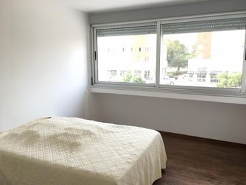 Semipiso frente al mar, de tres dormitorios y tres baños, cocina, amplio living-comedor, dos cocheras, parrilla, SUM, espejo de agua , en Monte Hermos