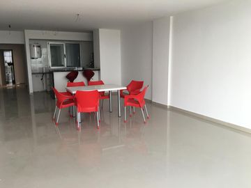 Semipiso frente al mar, de tres dormitorios y tres baños, cocina, amplio living-comedor, dos cocheras, parrilla, SUM, espejo de agua , en Monte Hermos