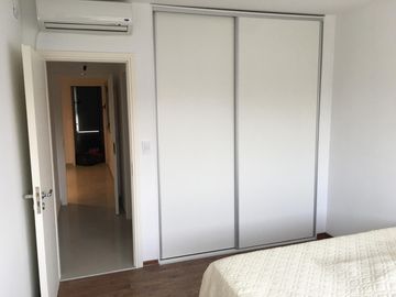 Semipiso frente al mar, de tres dormitorios y tres baños, cocina, amplio living-comedor, dos cocheras, parrilla, SUM, espejo de agua , en Monte Hermos