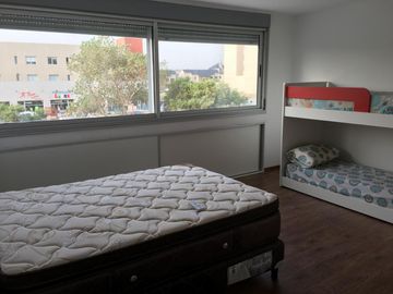 Semipiso frente al mar, de tres dormitorios y tres baños, cocina, amplio living-comedor, dos cocheras, parrilla, SUM, espejo de agua , en Monte Hermos