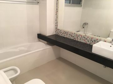 Semipiso frente al mar, de tres dormitorios y tres baños, cocina, amplio living-comedor, dos cocheras, parrilla, SUM, espejo de agua , en Monte Hermos
