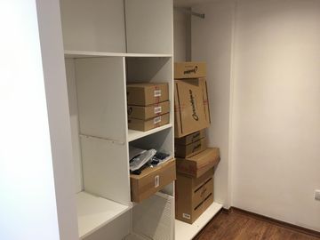 Semipiso frente al mar, de tres dormitorios y tres baños, cocina, amplio living-comedor, dos cocheras, parrilla, SUM, espejo de agua , en Monte Hermos
