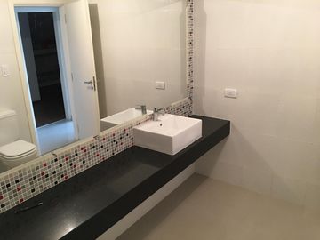 Semipiso frente al mar, de tres dormitorios y tres baños, cocina, amplio living-comedor, dos cocheras, parrilla, SUM, espejo de agua , en Monte Hermos